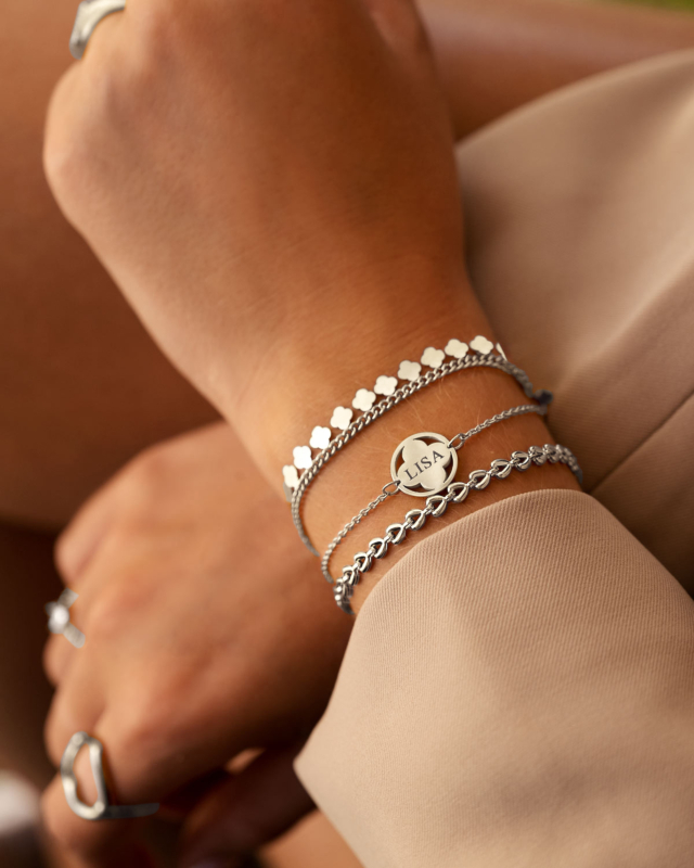 Model draagt zilveren armbanden mix