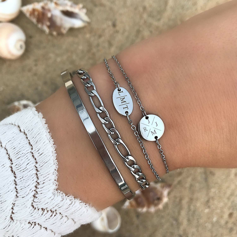 Zilveren bangle in combinatie met graveerbare armbanden