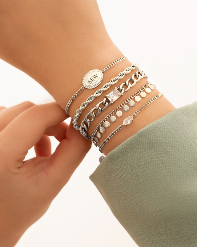 Model draagt zilveren armbanden mix