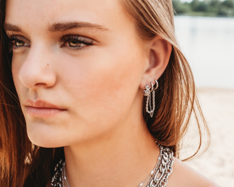 Vrouw draagt mix van zilveren sieraden