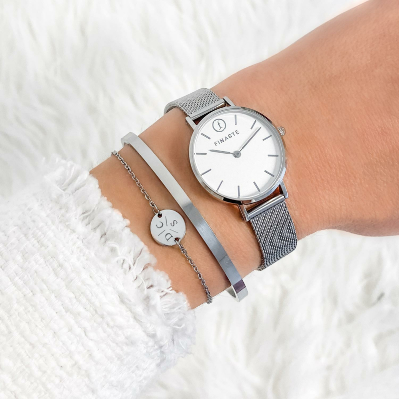 Mooie armparty met horloge om de pols voor een complete look