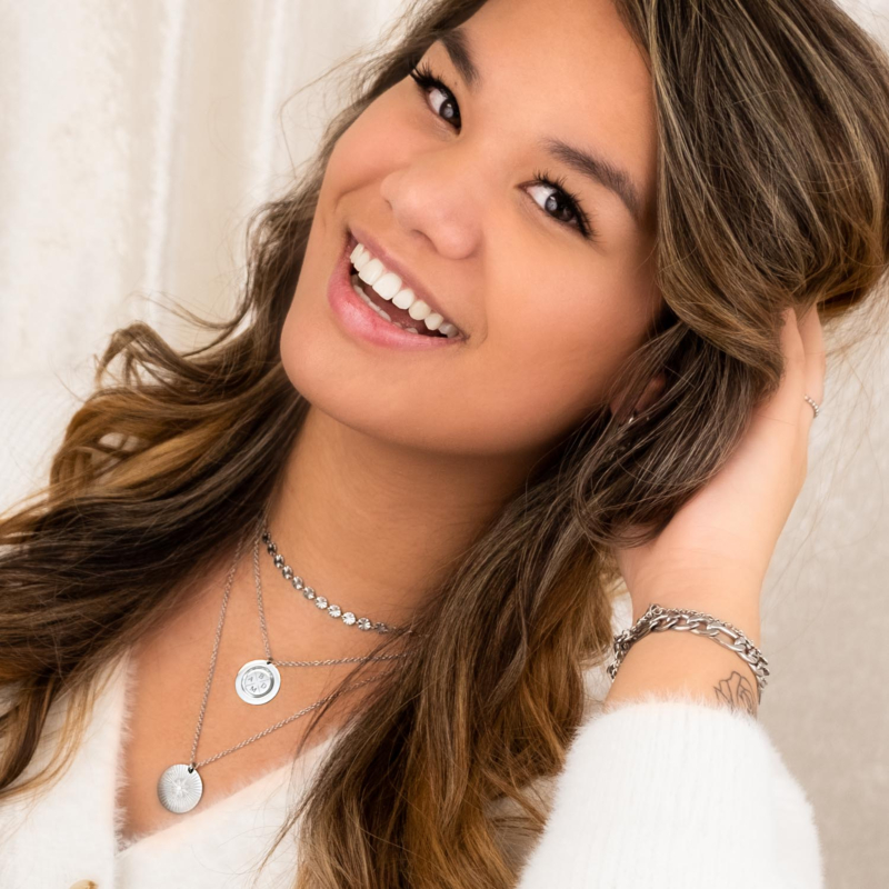 Mooie set met sieraden bij een jonge vrouw