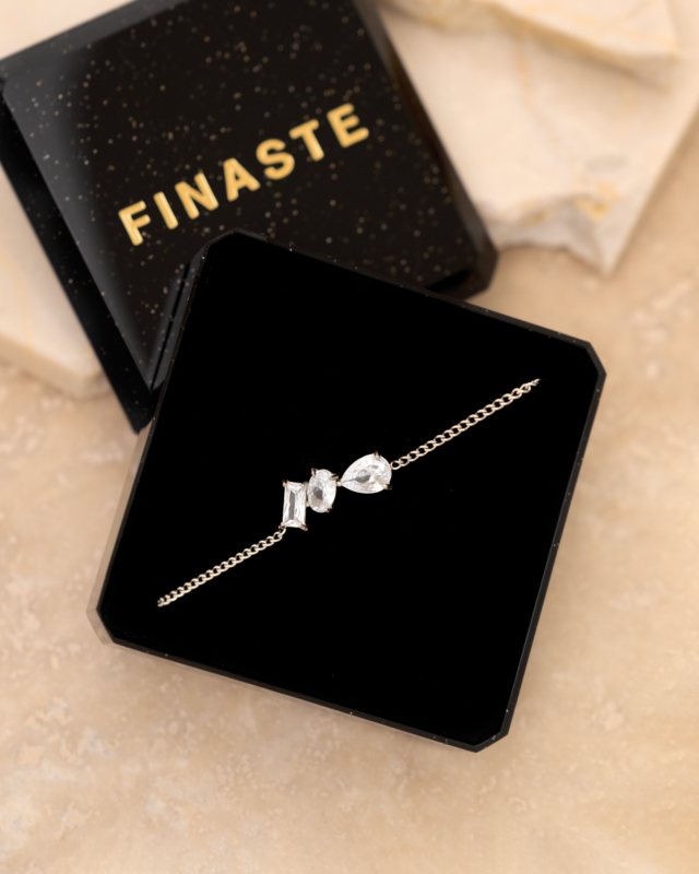 Zilveren ketting met steentjes in sieradendoosje