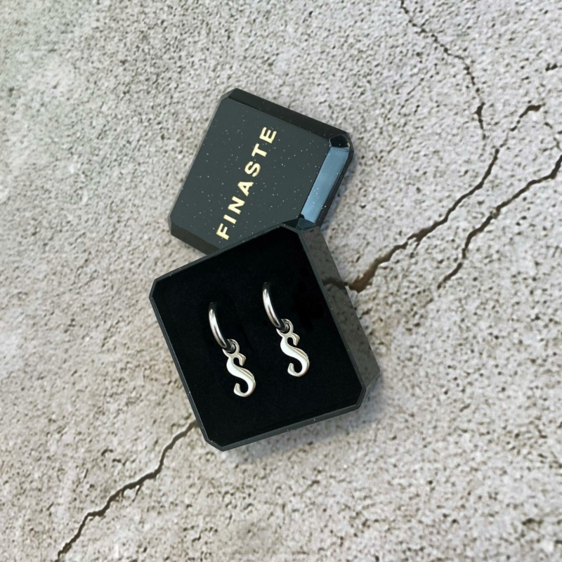 Oorringetjes met initial kleur zilver