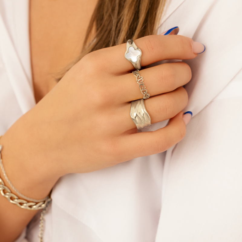 Zilveren ringen mix om vingers
