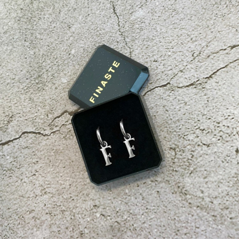 Oorringetjes met initial kleur zilver
