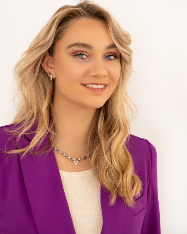 Model draagt zilveren sieraden mix