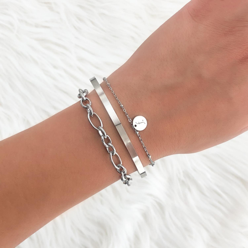 Trendy armbandjes om de pols voor een complete look