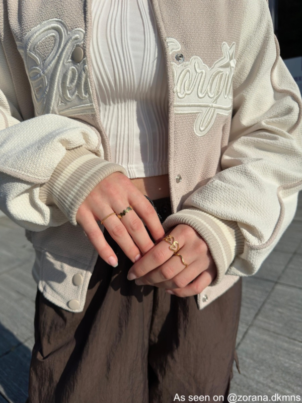 Influencer draagt gouden sieraden