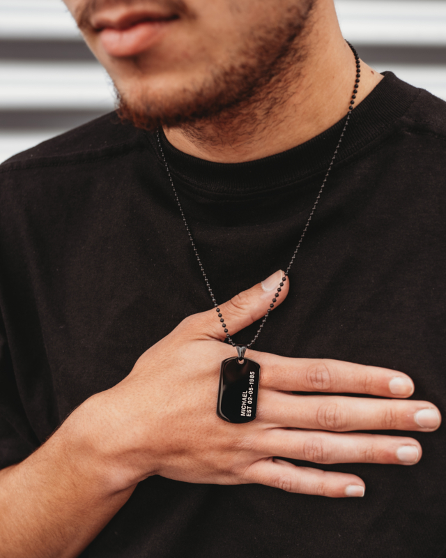 Dog tag ketting met naam en datum zwart