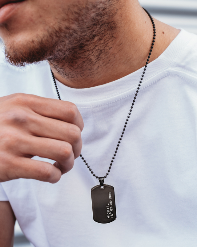 Dog tag ketting met naam en datum zwart
