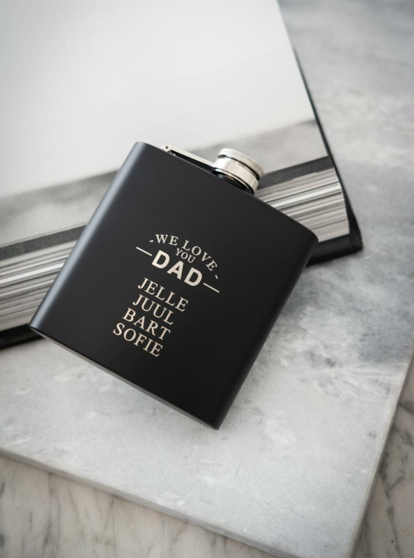 Heupfles met namen zwart - we love you dad