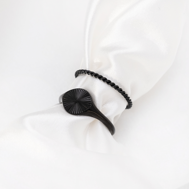 Mix van twee zwarte ringen zegelring en bolletjes ring