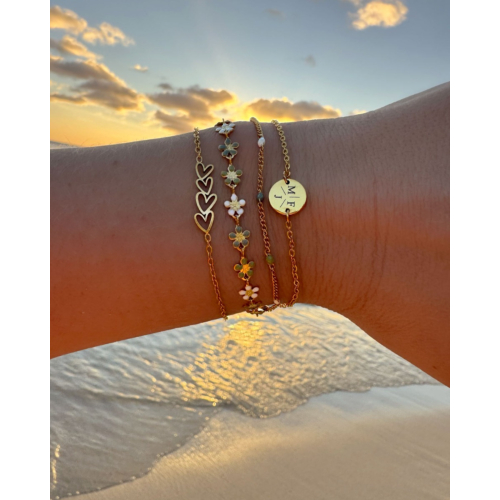Armband 3 initialen met mini muntje goud kleurig