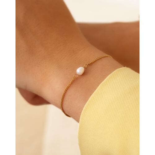 Minimalistische parel armband goudkleurig