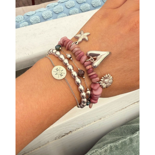 Bedelarmband met roze steentjes