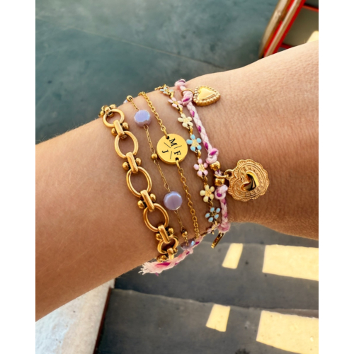 Armband 3 initialen met mini muntje goud kleurig