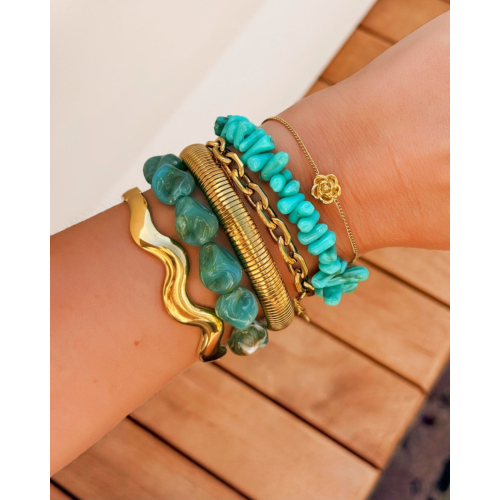 Gouden armparty met blauwe kralen