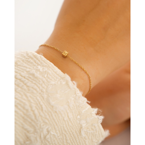 Mini cube initial armband goudkleurig