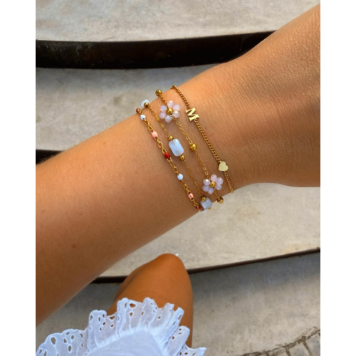 Mini initial armband met hartje goudkleurig