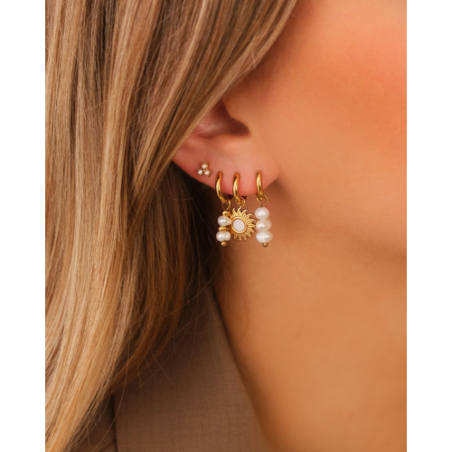 Stud oorbellen triple pearl goudkleurig