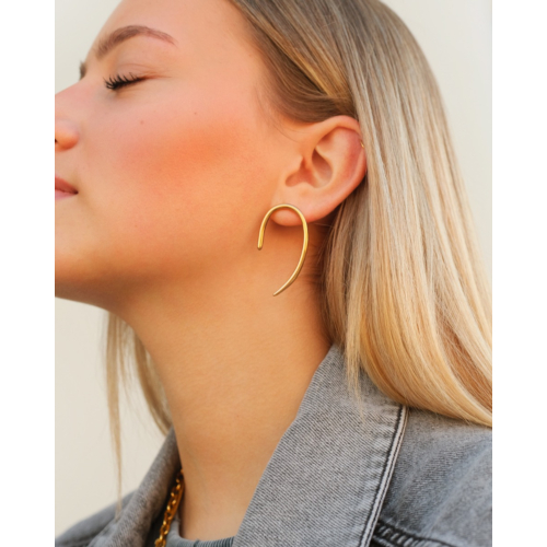 Minimalistische statement oorbel goudkleurig