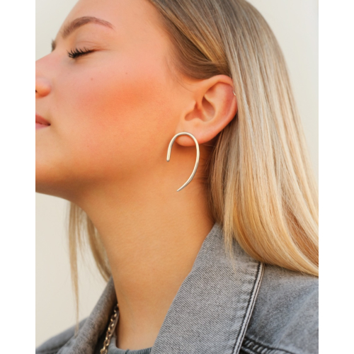 Minimalistische statement oorbel
