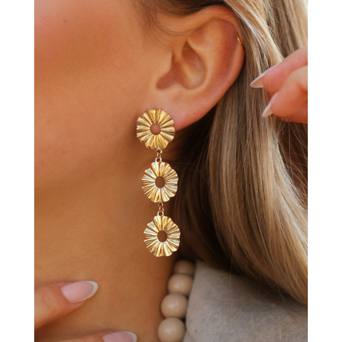 Lange bloem oorbellen goudkleurig