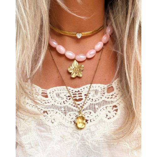 Ovale kralen ketting roze met bloem goudkleurig