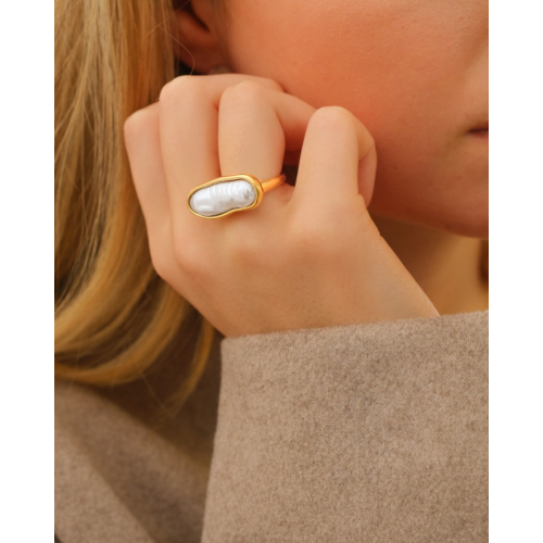 Parelmoer ring organic goudkleurig