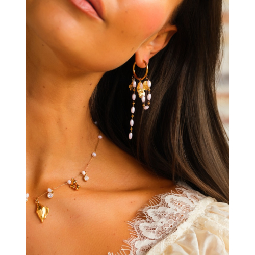 Multi pearl oorbellen met bedeltjes goudkleurig