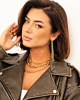 model draagt gouden sieraden mix