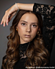 Influencer draagt parelarmband