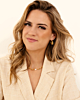 Model draagt gouden sieraden met parel en hoops