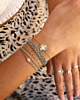 mix van zilveren armbanden