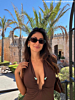 Influencer met zon oorbel in
