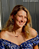 Influencer met gouden sieraden