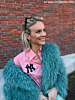 Influencer draagt gouden oorbel