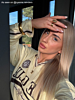 Gouden sieraden bij influencer