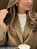 Influencer met initial ketting van Finaste