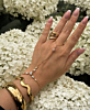Influencer met gouden sieraden om hand