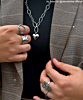 Influencer draagt chunky zilveren hartjes ring