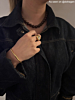 Influencer draagt gouden statement ring