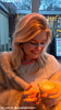 Influencer draagt roze kralenketting