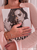 Influencer met gouden vogel ketting