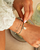 Zilveren armparty met groene details