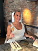 Influencer draagt gouden Y ketting