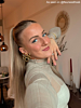 influencer draagt organic flower oorbellen goudkleurig