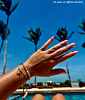 Influencer met zomerse armparty