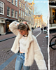 influencer draagt gouden statement oorbellen